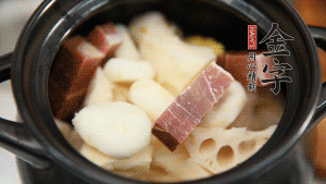 加水沒過食材，加料酒大火煮沸后，再小火燉煮1小時(shí)。（如果沒有砂鍋小火燉煮，用電飯煲的煮湯功能、高壓鍋也是可以的。）
