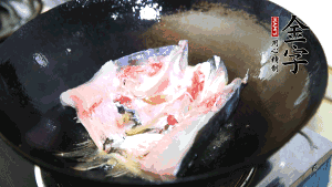 魚頭處理干凈后對(duì)半切開，入加熱油的鍋中略煎。