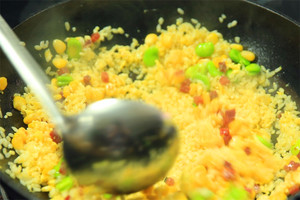 然后加入炒好的食材混合均勻，炒熟即可。出鍋前加少許黑胡椒、鹽和蔥花就可以啦！??！