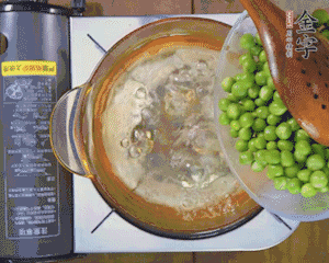 豌豆粒焯水30秒，過涼水。