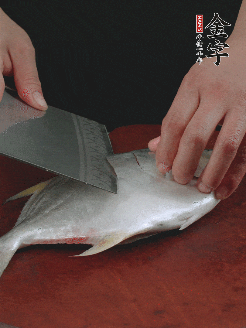 處理干凈銀鯧魚1條，表面斜刀切出花刀。