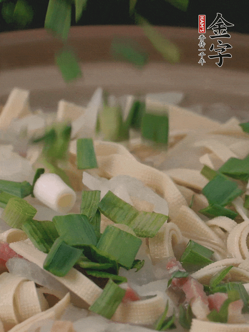 撒點(diǎn)蒜葉。