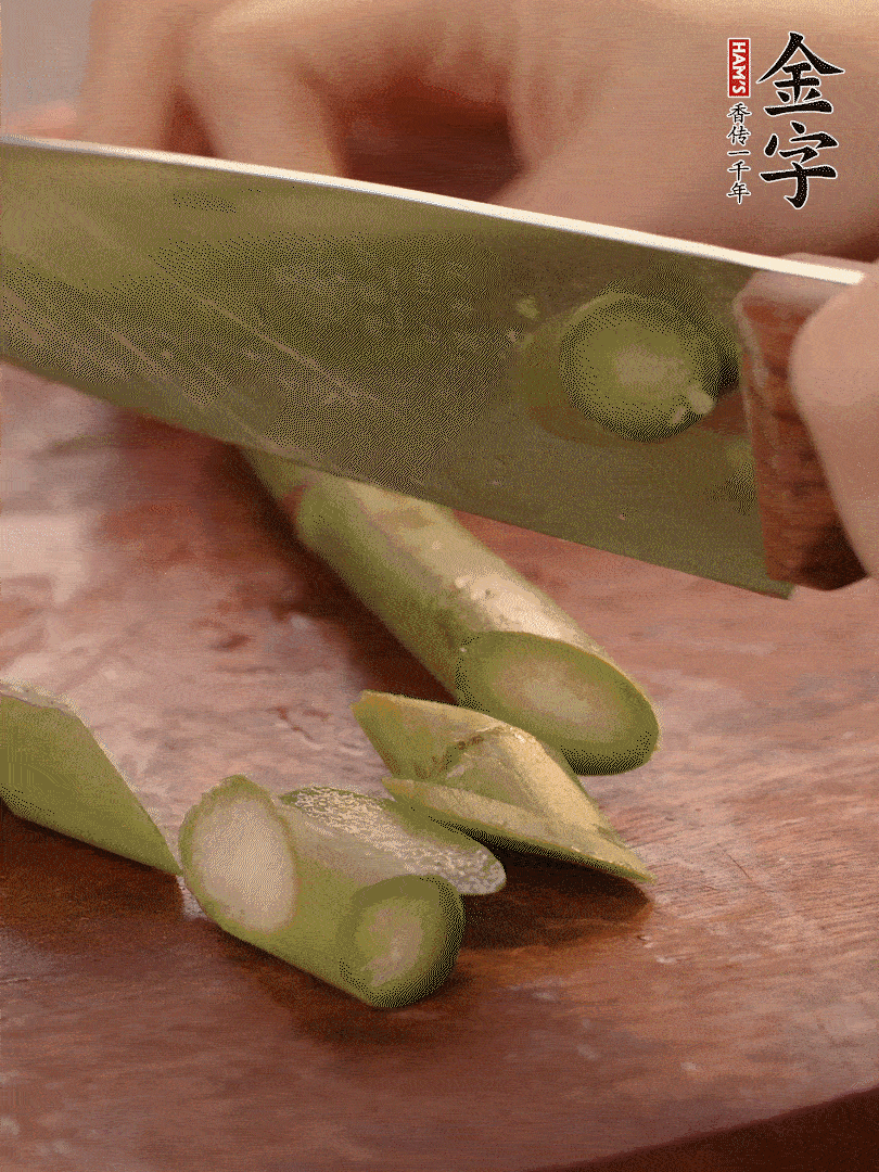 蘆筍去掉底部老的部分，斜切成段。白玉菇去掉根部，日本豆腐切成圓厚片。