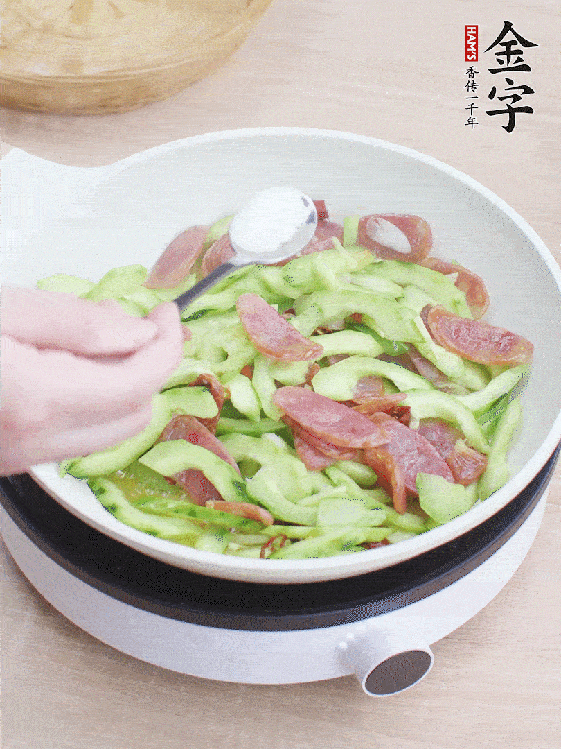 淋點(diǎn)開水，半勺白糖、1勺生抽調(diào)味。
