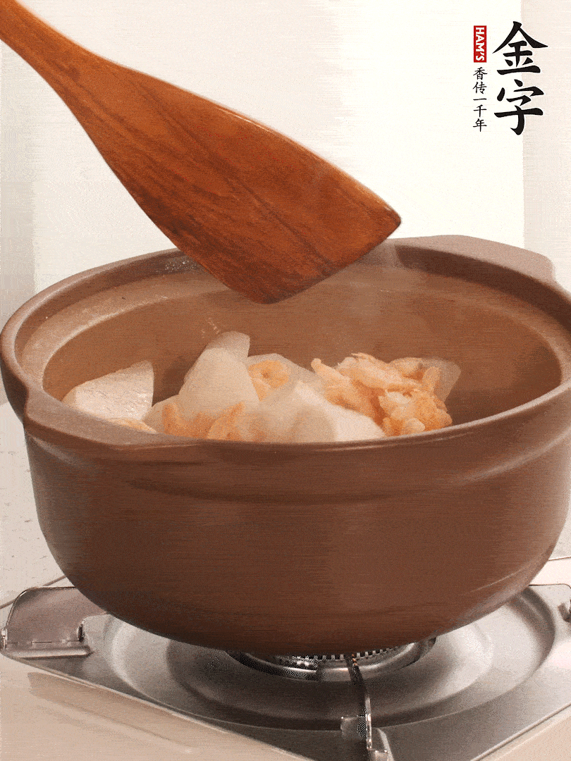 放白蘿卜、海米煸炒1-2分鐘，白蘿卜一定要先炒過再燉湯，香味更足。
