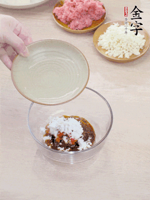熱油起鍋，五花肉煸出油脂，表面微微發(fā)黃。