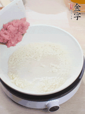 下火腿片、筍干均勻翻炒后，加2勺料酒、適量清水。