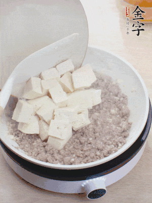 放豆腐翻拌均勻，倒料汁燜煮。