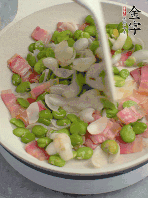 放蠶豆豆瓣、百合炒勻。