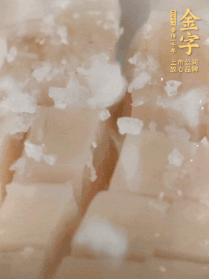 鮑魚中加點(diǎn)鹽、蠔油抓拌一下。
