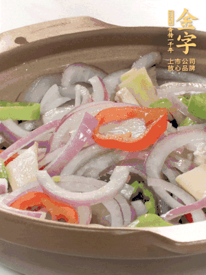 砂鍋底鋪上香菜，放上料頭，再放上焯過水的鮑魚殼。