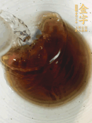 黃酒中加清水、蒸魚豉油、白砂糖混合均勻。