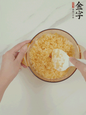 隔夜剩米飯加蛋黃攪拌均勻。