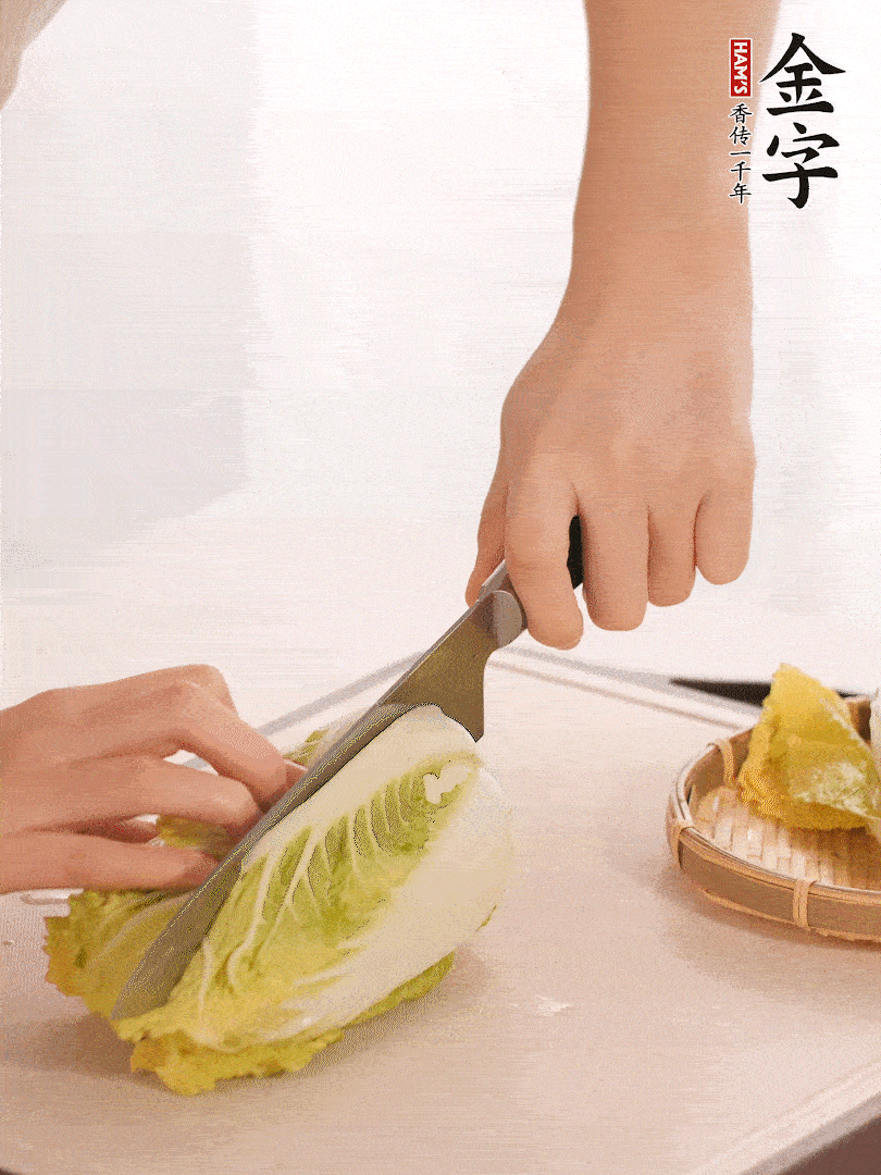 生姜切末，白菜改刀成成塊。