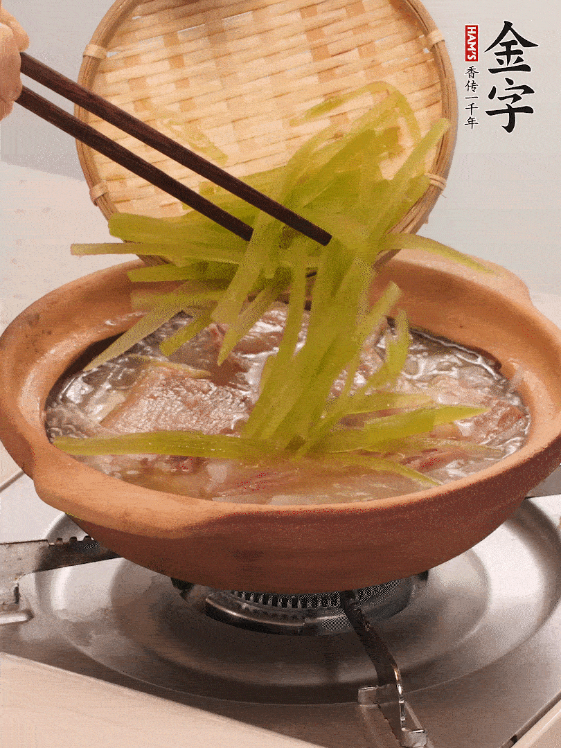 放入白蘿卜絲繼續(xù)炒軟炒至透明狀。