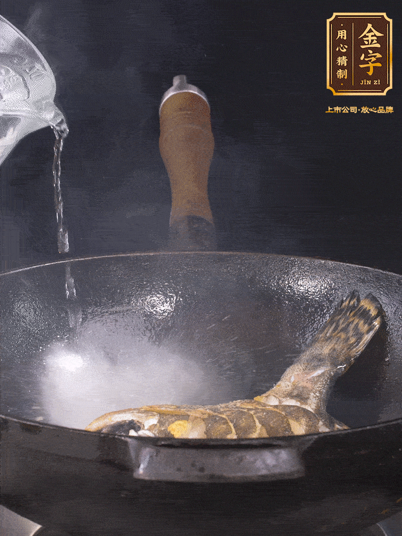 倒入適量食用油，待鍋燒熱后下桂魚煎大約2-3分鐘至兩面金黃（一定要煎透，這樣做出來的湯才會比較奶白色）
