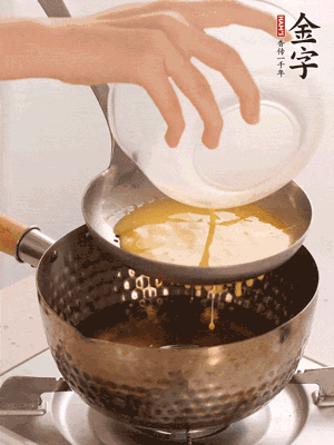 雞蛋過(guò)篩子倒入油鍋炸成蛋酥，瀝干油。